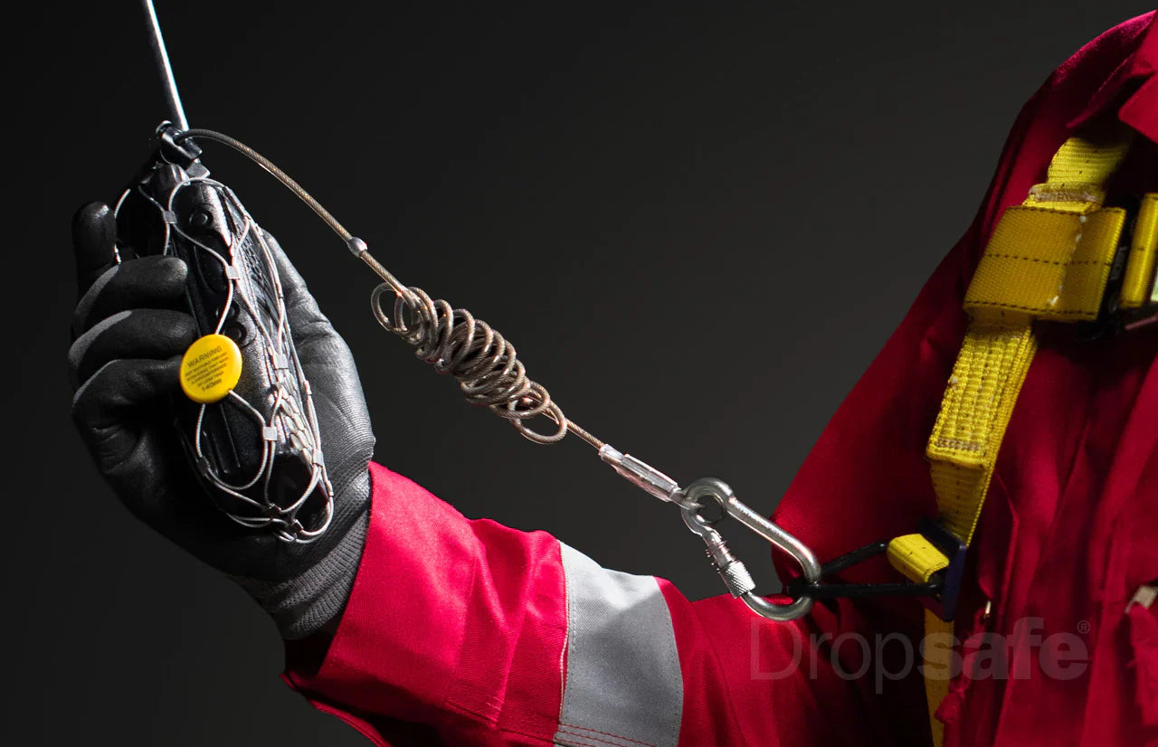 Metallic coiled safety lanyard with yellow tag, carabiner, SWL 500g pouch